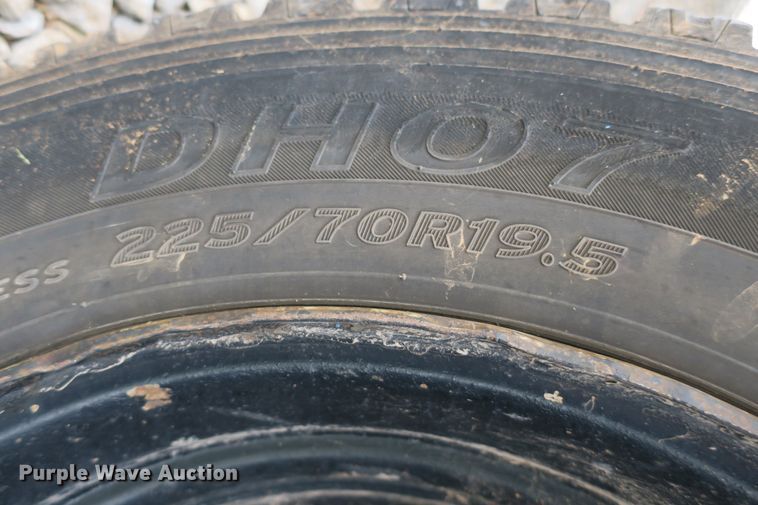 image for item EA9391 2001 Ford F450 Super Duty flatbed truck