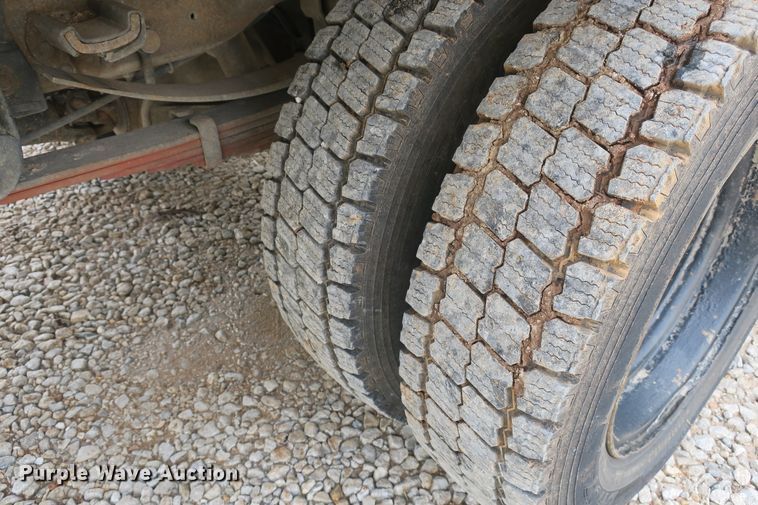 image for item EA9391 2001 Ford F450 Super Duty flatbed truck