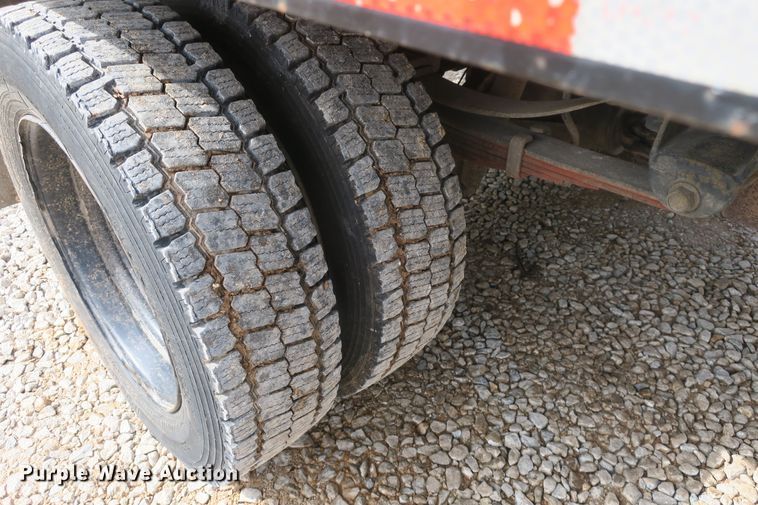 image for item EA9391 2001 Ford F450 Super Duty flatbed truck