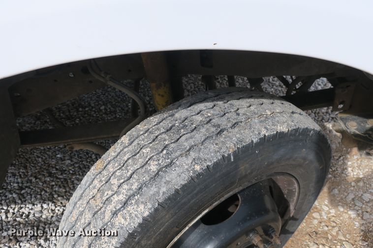 image for item EA9391 2001 Ford F450 Super Duty flatbed truck