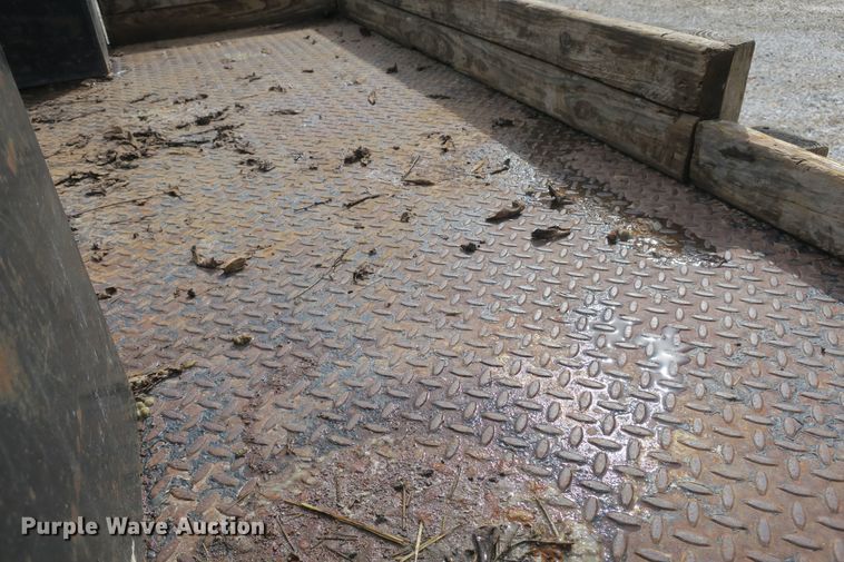 image for item EA9391 2001 Ford F450 Super Duty flatbed truck