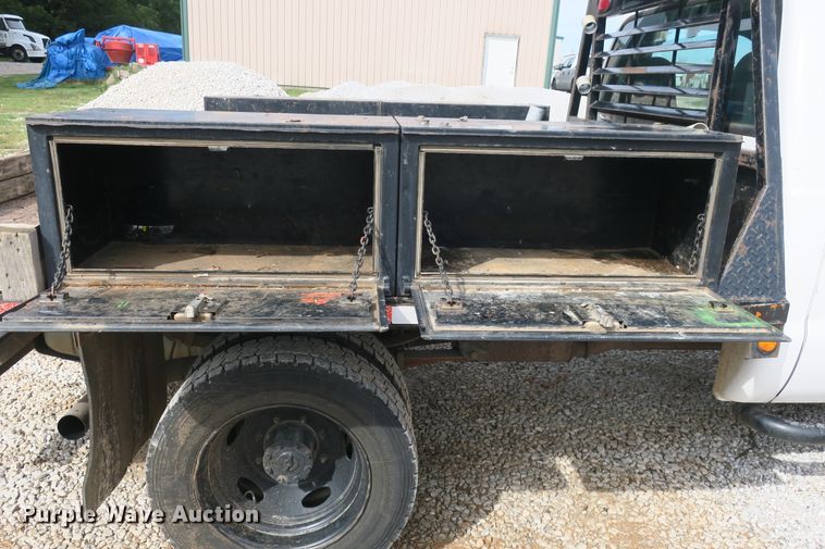 image for item EA9391 2001 Ford F450 Super Duty flatbed truck
