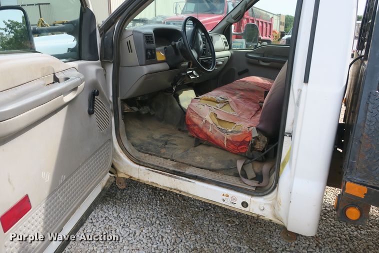 image for item EA9391 2001 Ford F450 Super Duty flatbed truck