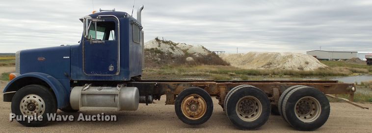 image for item EF9552 1993 Peterbilt 378 truck cab and chassis