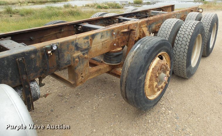 image for item EF9552 1993 Peterbilt 378 truck cab and chassis