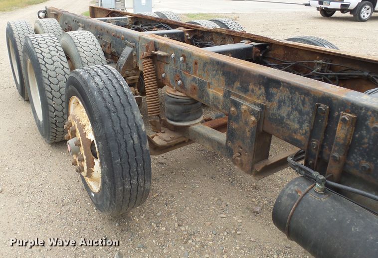 image for item EF9552 1993 Peterbilt 378 truck cab and chassis