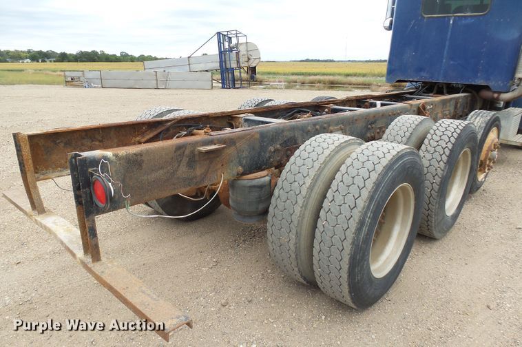 image for item EF9552 1993 Peterbilt 378 truck cab and chassis