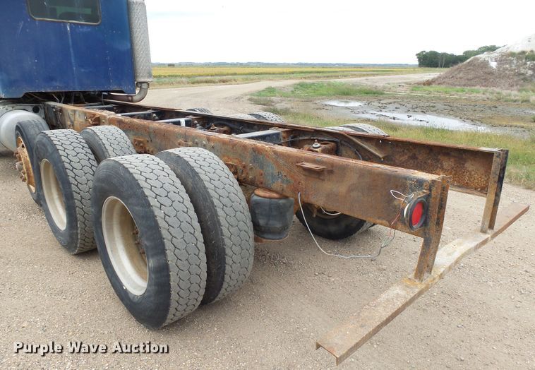 image for item EF9552 1993 Peterbilt 378 truck cab and chassis
