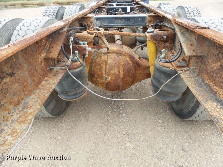 image for item EF9552 1993 Peterbilt 378 truck cab and chassis