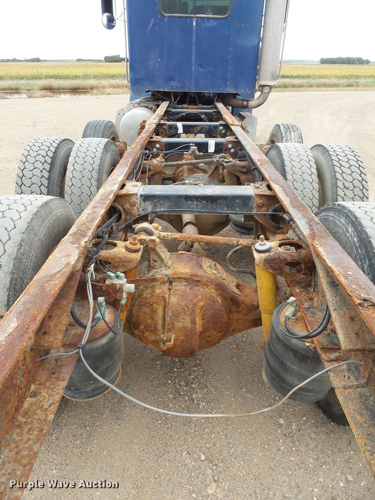 image for item EF9552 1993 Peterbilt 378 truck cab and chassis