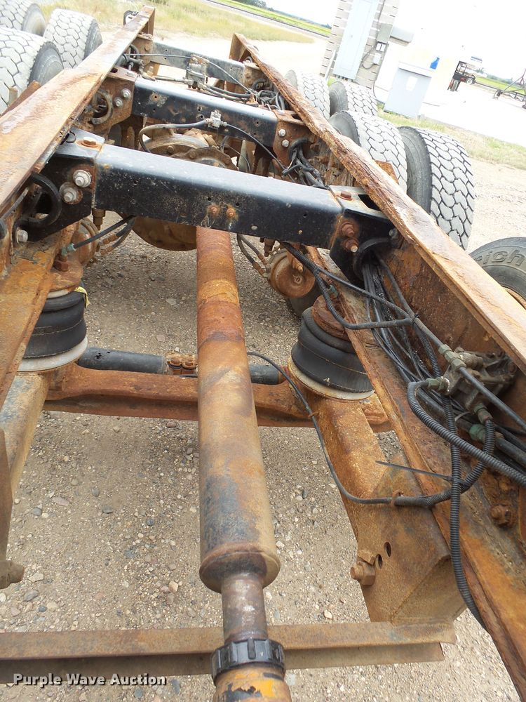 image for item EF9552 1993 Peterbilt 378 truck cab and chassis