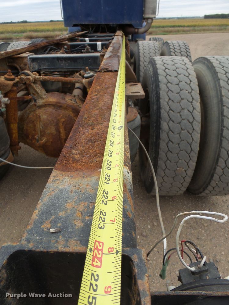 image for item EF9552 1993 Peterbilt 378 truck cab and chassis