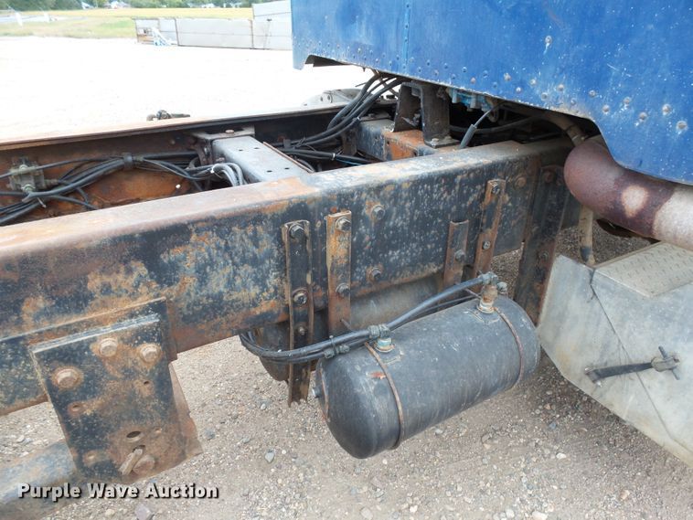 image for item EF9552 1993 Peterbilt 378 truck cab and chassis