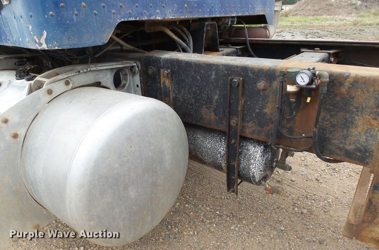 image for item EF9552 1993 Peterbilt 378 truck cab and chassis