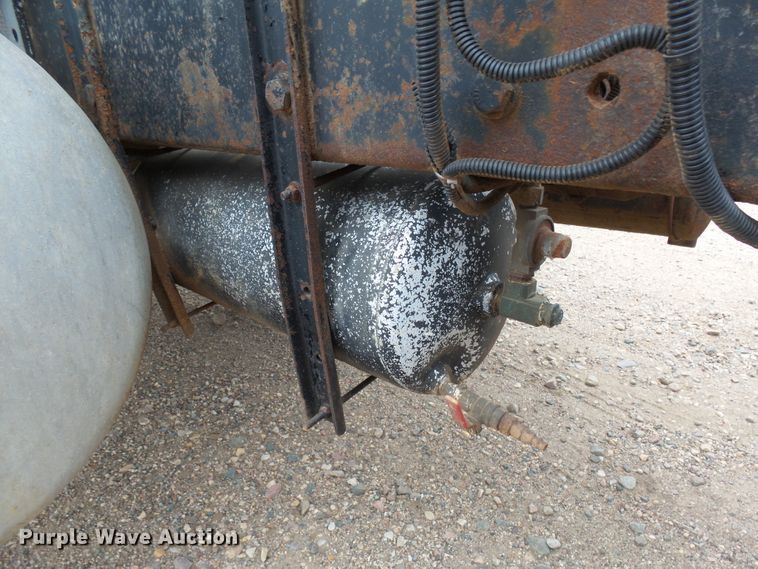 image for item EF9552 1993 Peterbilt 378 truck cab and chassis