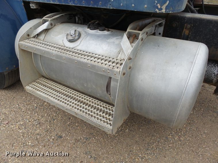 image for item EF9552 1993 Peterbilt 378 truck cab and chassis