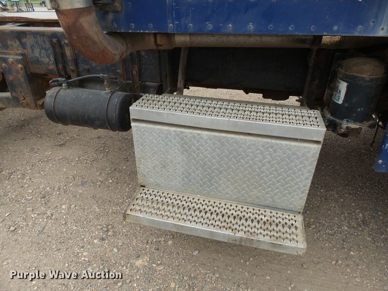 image for item EF9552 1993 Peterbilt 378 truck cab and chassis