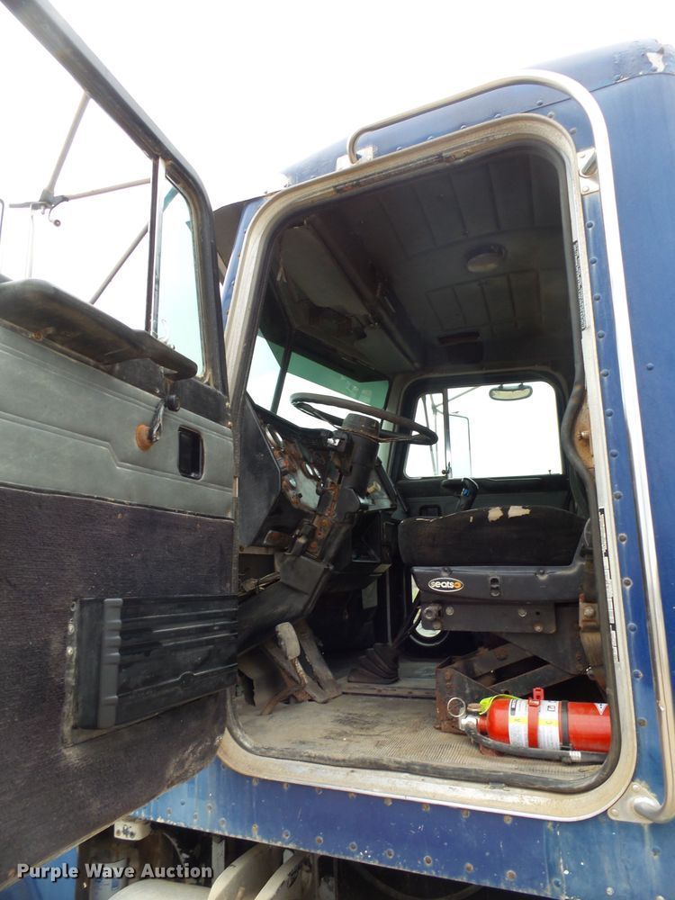 image for item EF9552 1993 Peterbilt 378 truck cab and chassis