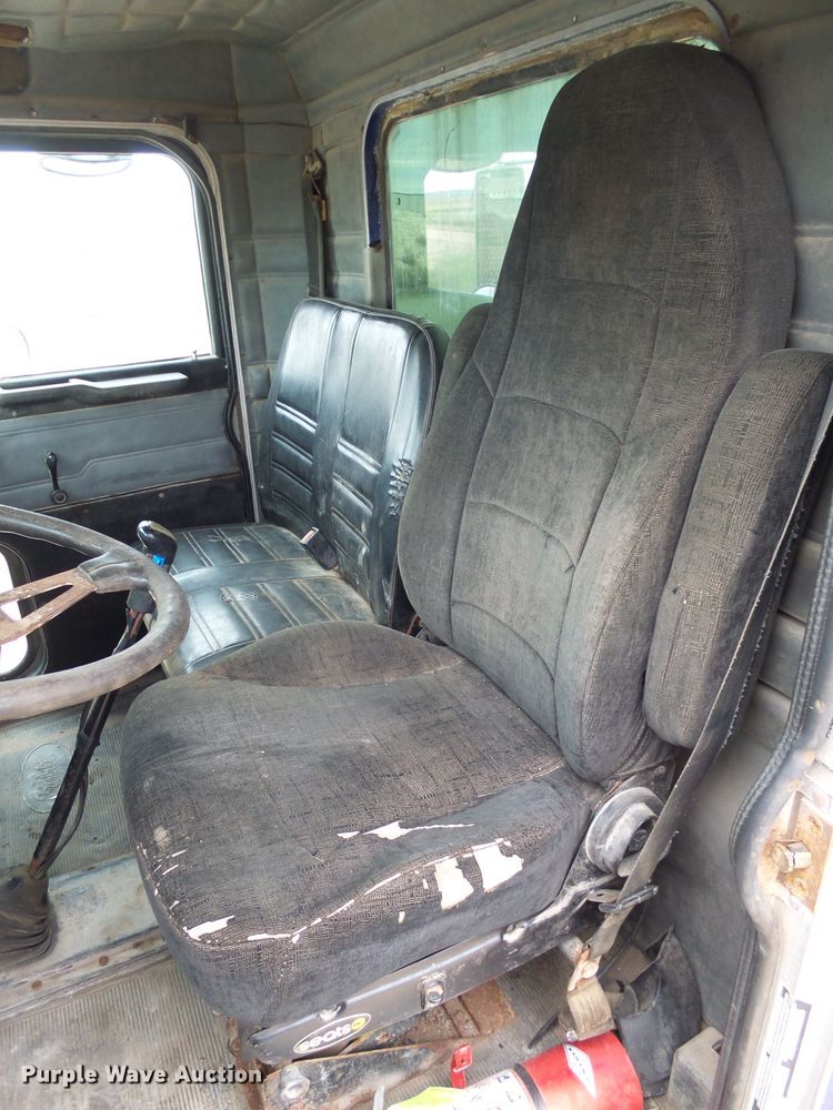 image for item EF9552 1993 Peterbilt 378 truck cab and chassis