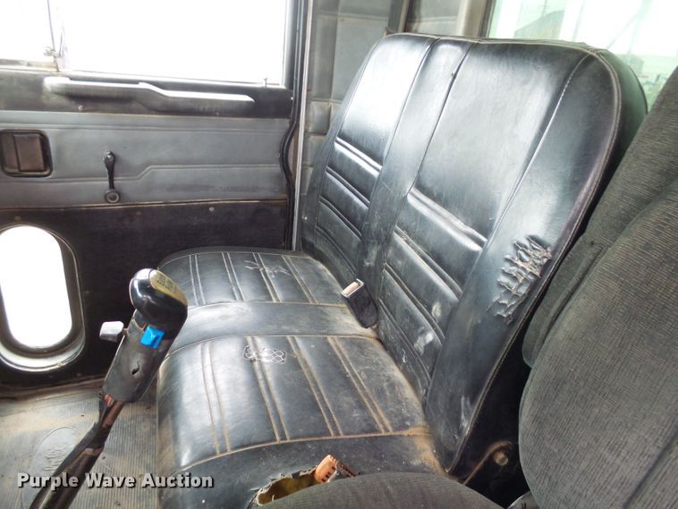 image for item EF9552 1993 Peterbilt 378 truck cab and chassis