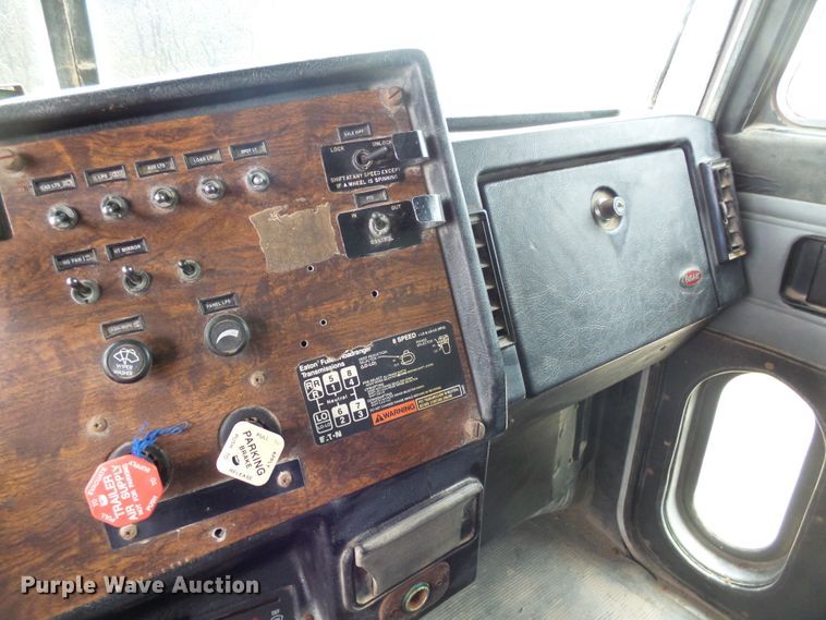 image for item EF9552 1993 Peterbilt 378 truck cab and chassis