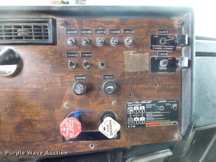 image for item EF9552 1993 Peterbilt 378 truck cab and chassis