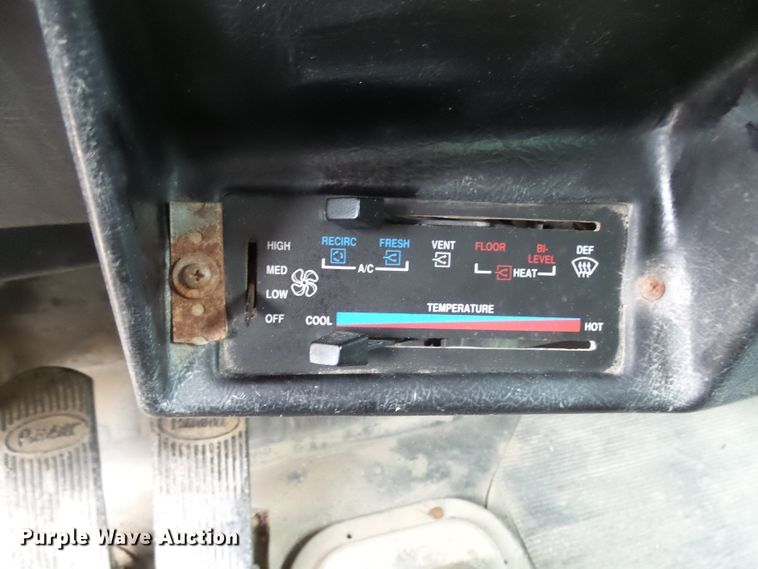 image for item EF9552 1993 Peterbilt 378 truck cab and chassis