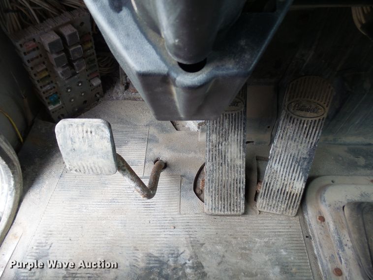 image for item EF9552 1993 Peterbilt 378 truck cab and chassis