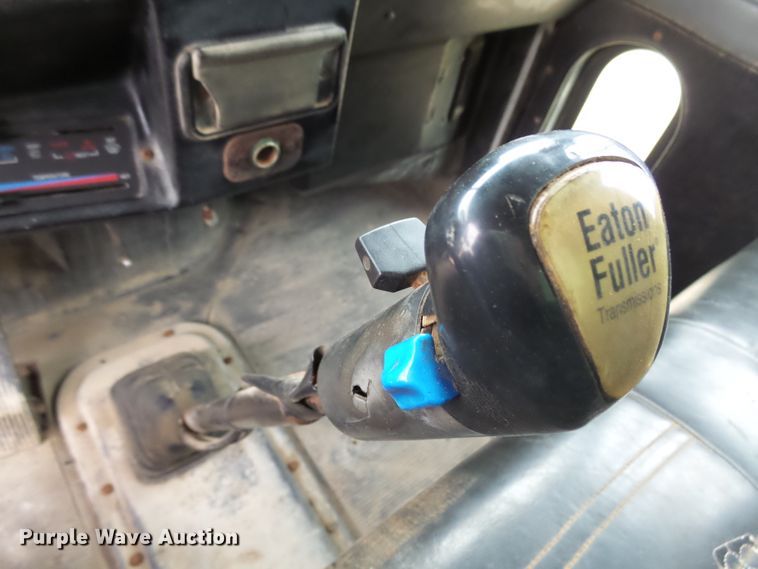 image for item EF9552 1993 Peterbilt 378 truck cab and chassis