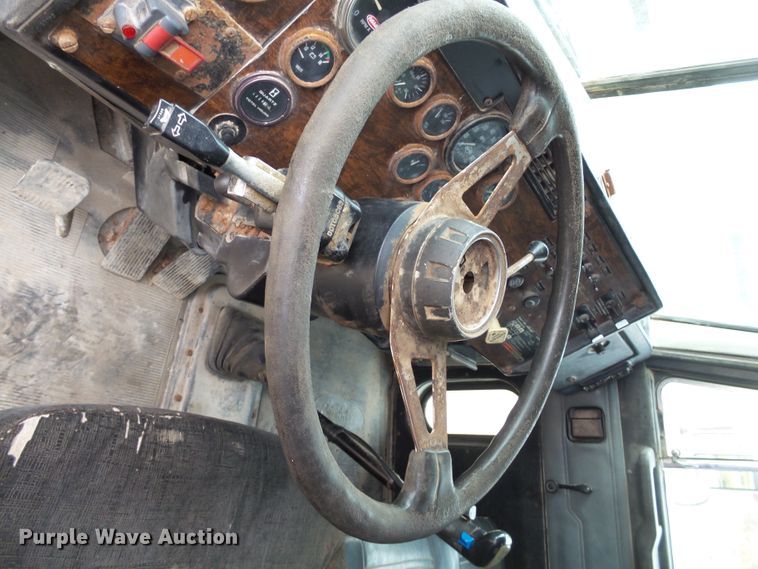 image for item EF9552 1993 Peterbilt 378 truck cab and chassis