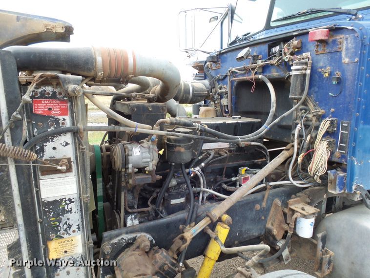 image for item EF9552 1993 Peterbilt 378 truck cab and chassis