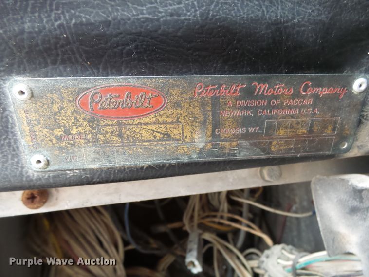 image for item EF9552 1993 Peterbilt 378 truck cab and chassis