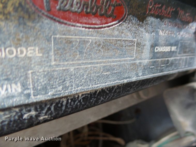 image for item EF9552 1993 Peterbilt 378 truck cab and chassis