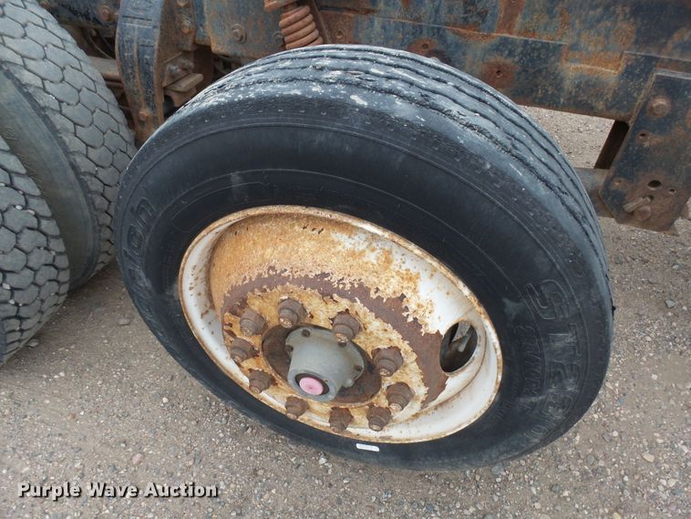 image for item EF9552 1993 Peterbilt 378 truck cab and chassis