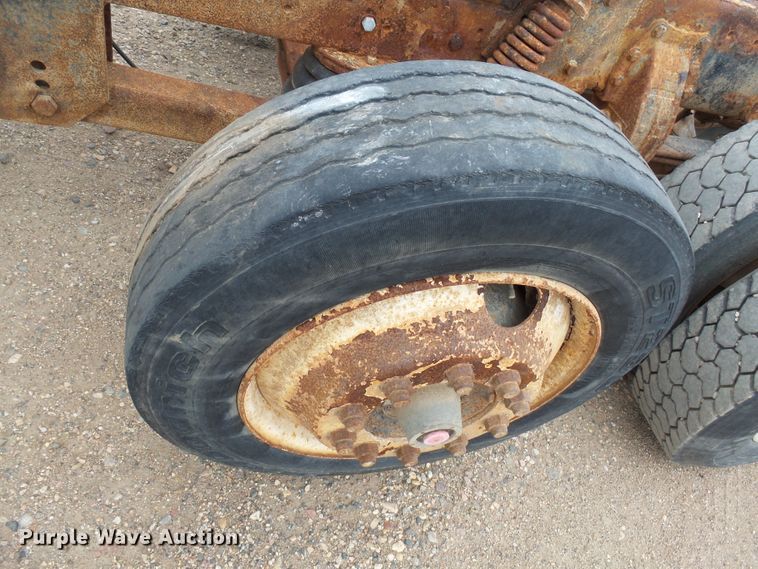 image for item EF9552 1993 Peterbilt 378 truck cab and chassis