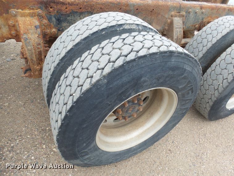 image for item EF9552 1993 Peterbilt 378 truck cab and chassis