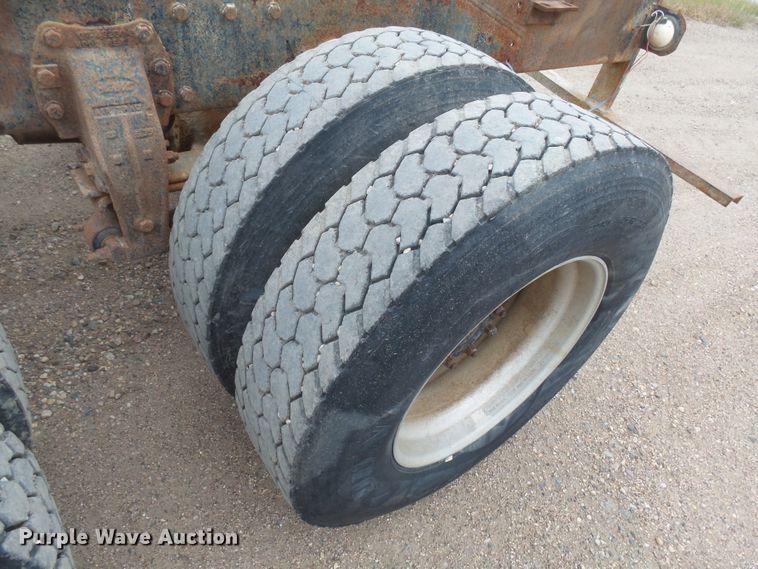 image for item EF9552 1993 Peterbilt 378 truck cab and chassis