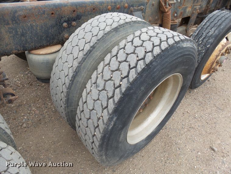 image for item EF9552 1993 Peterbilt 378 truck cab and chassis