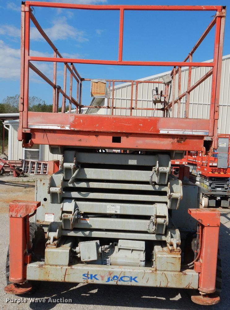 image for item EK9080 2006 Sky Jack SJ8841 scissor lift