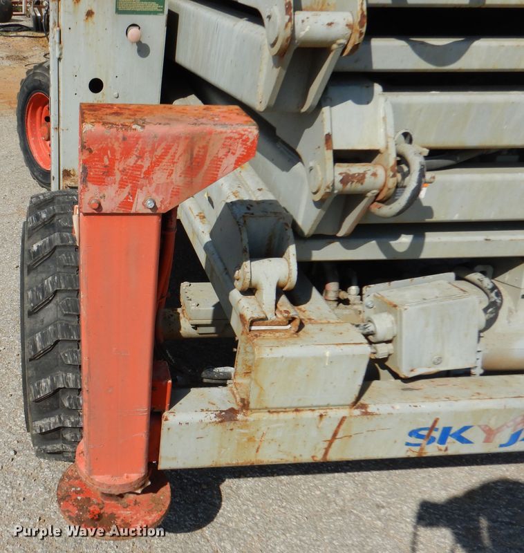 image for item EK9080 2006 Sky Jack SJ8841 scissor lift