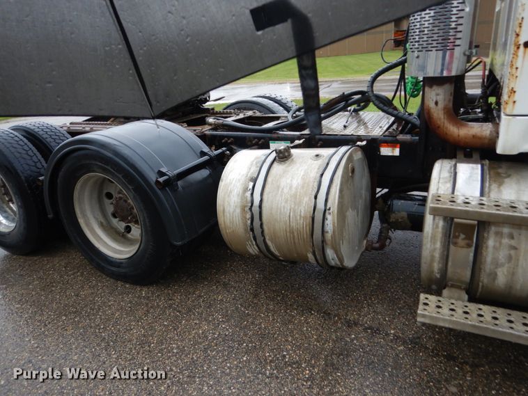 image for item FU9530 2006 Sterling L-Line semi truck