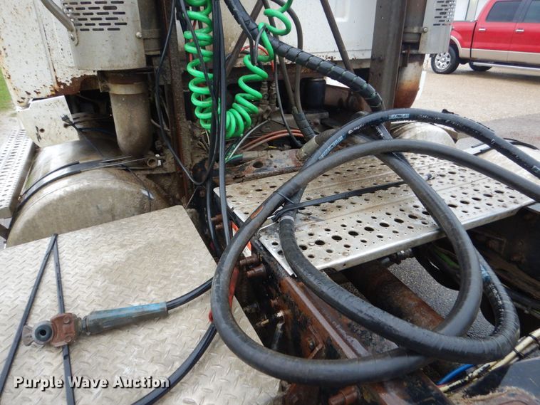 image for item FU9530 2006 Sterling L-Line semi truck