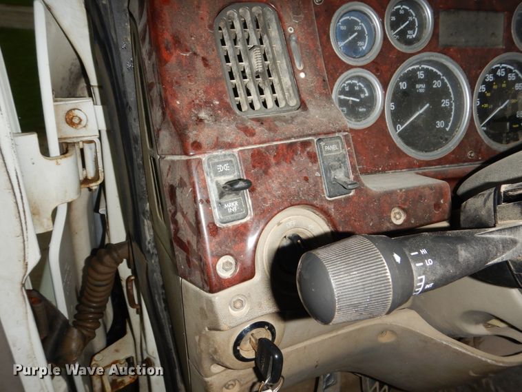 image for item FU9530 2006 Sterling L-Line semi truck