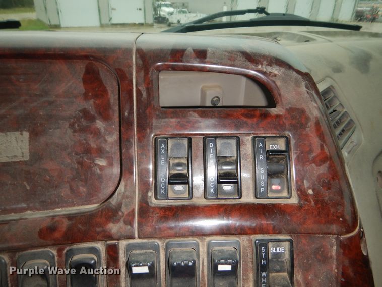 image for item FU9530 2006 Sterling L-Line semi truck