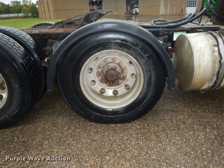 image for item FU9530 2006 Sterling L-Line semi truck