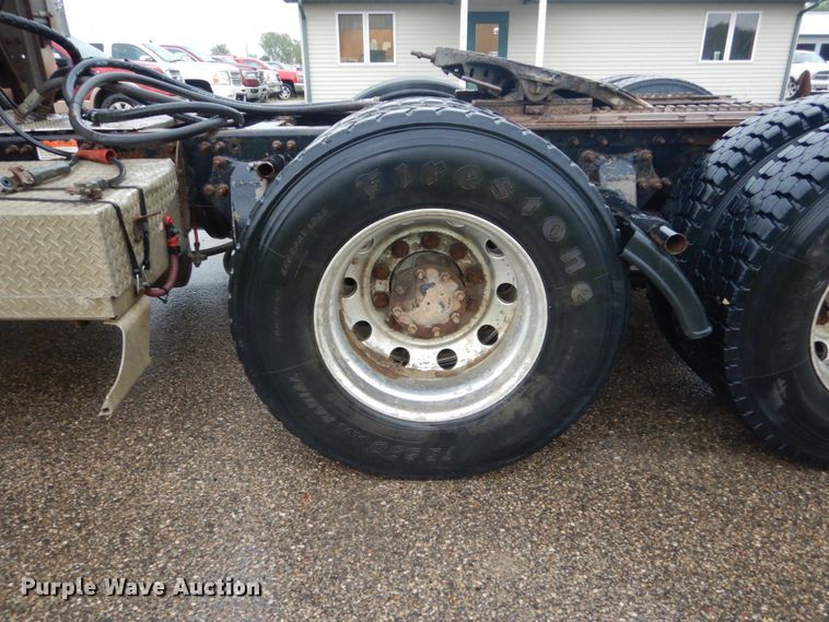 image for item FU9530 2006 Sterling L-Line semi truck