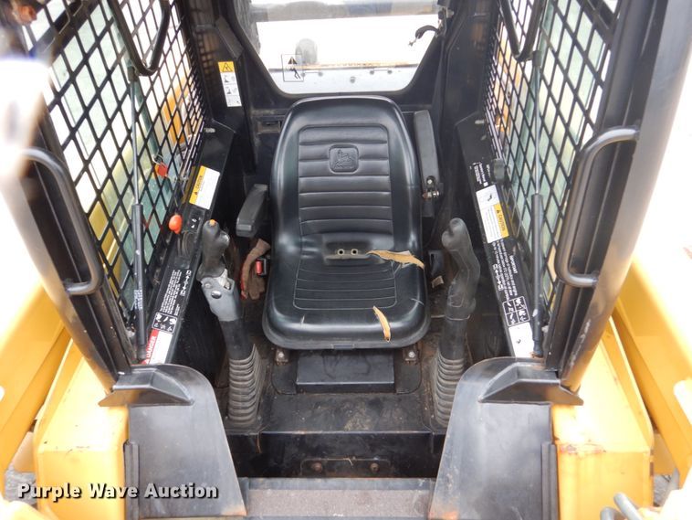 image for item FU9657 2001 John Deere 260 skid steer