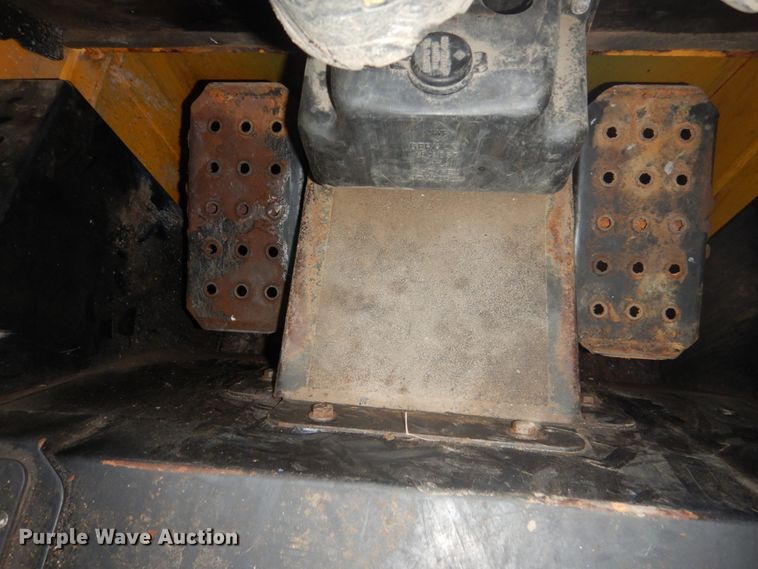 image for item FU9657 2001 John Deere 260 skid steer