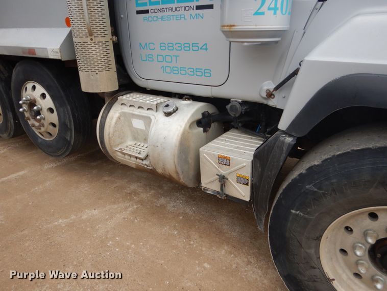 image for item FU9658 1999 Mack RD688S dump truck