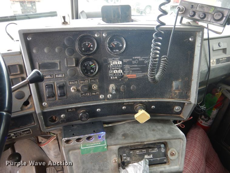 image for item FU9658 1999 Mack RD688S dump truck